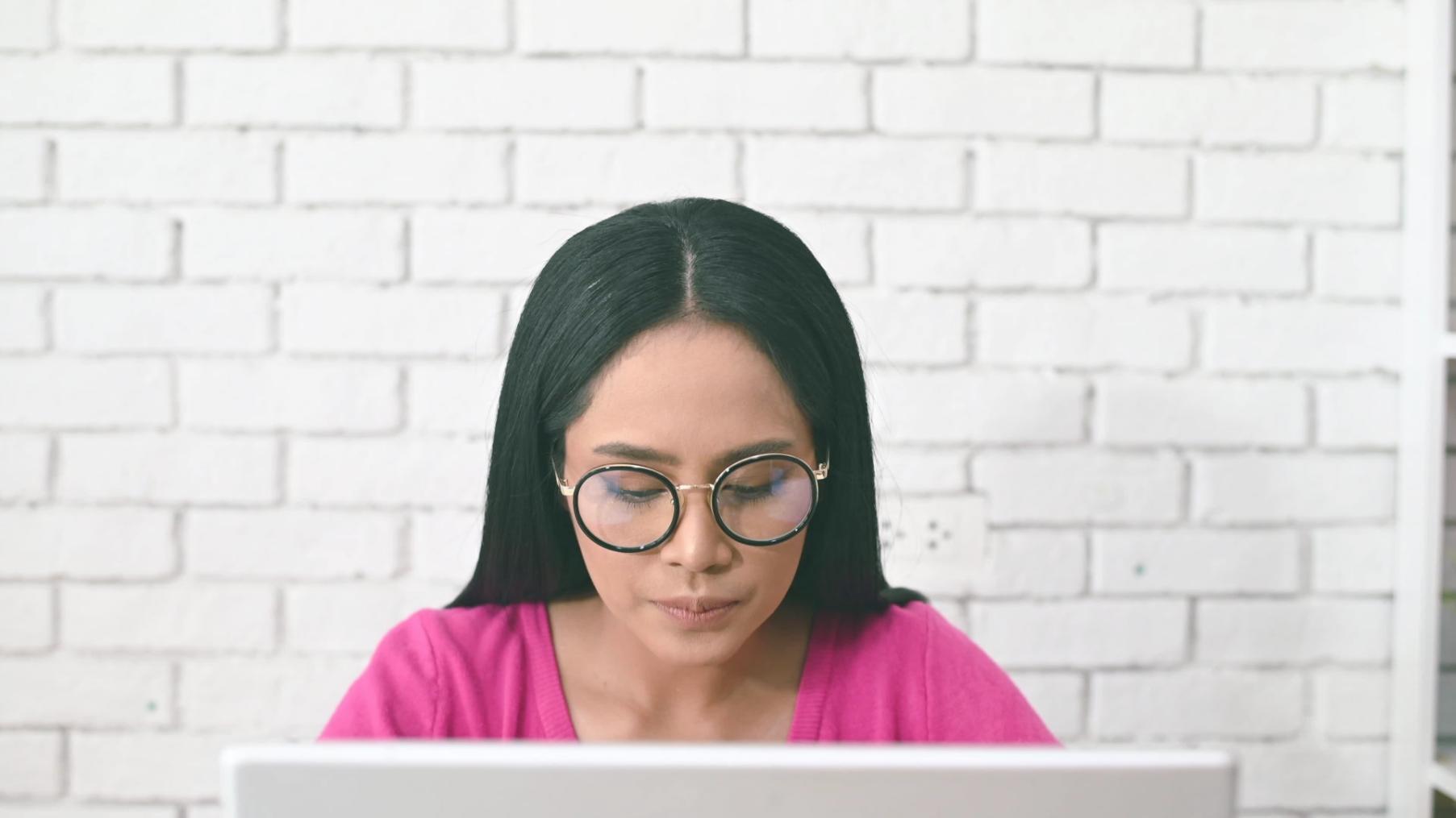 Moderner Arbeitsbereich für digitale Workshops